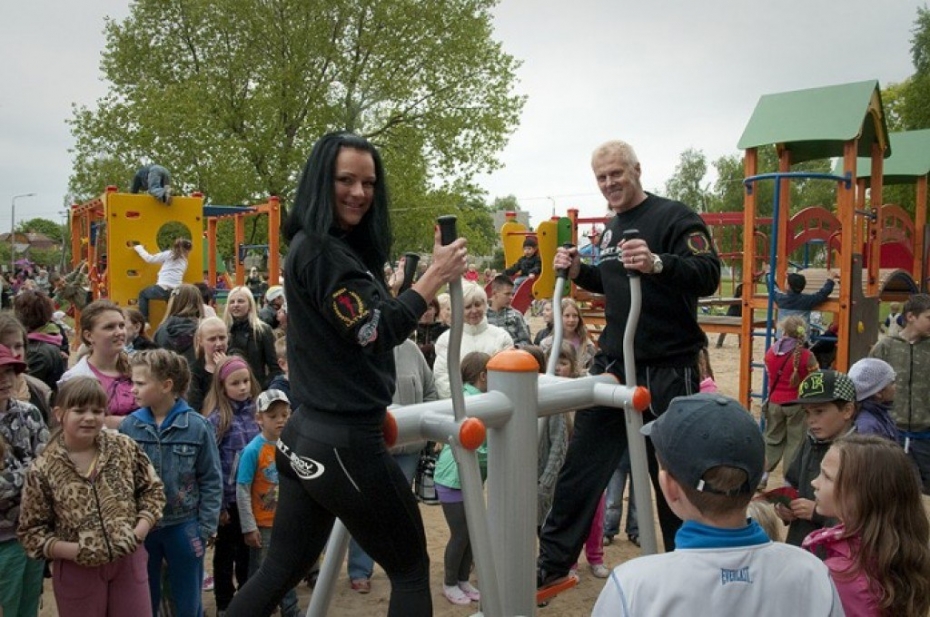 Atklāts jauns bērnu rotaļu laukums (galerija, video)