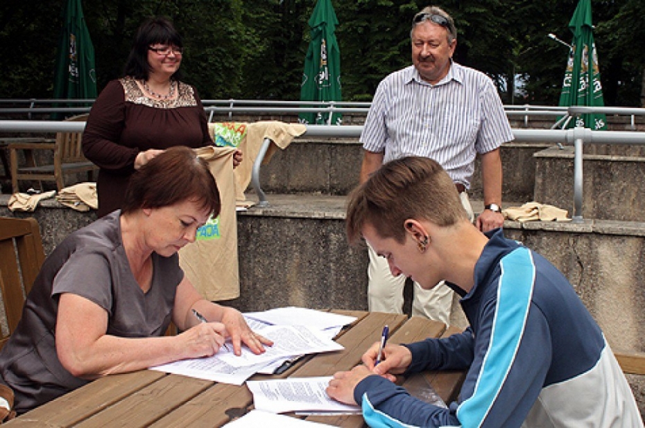 Svinīgi atklj plenēru "Dizaina objekts – parka soliņš"