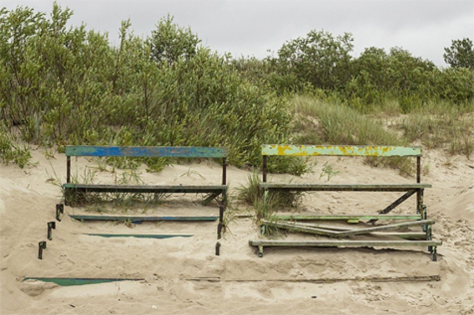 Salauztās pludmales mēbeles salabotas