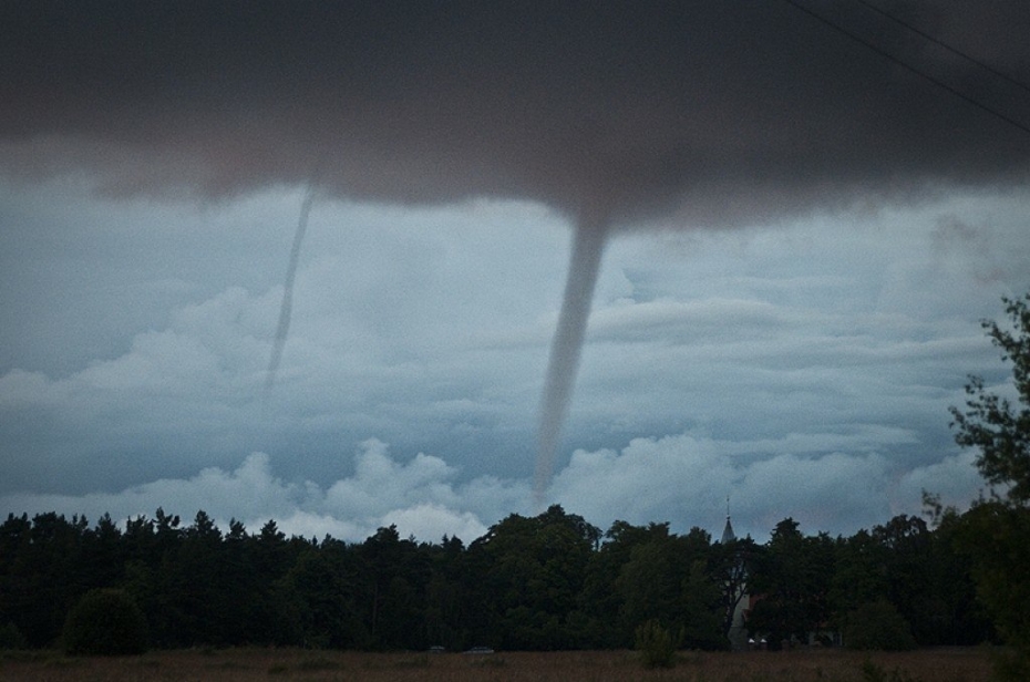 Jūrkalnes debesīs plosās virpuļviesuļi (video)