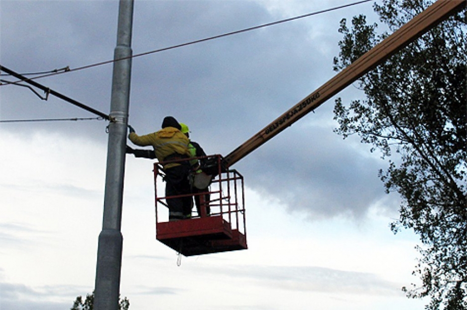 Par divām trešdaļām pabeigta kontakttīklu montāža