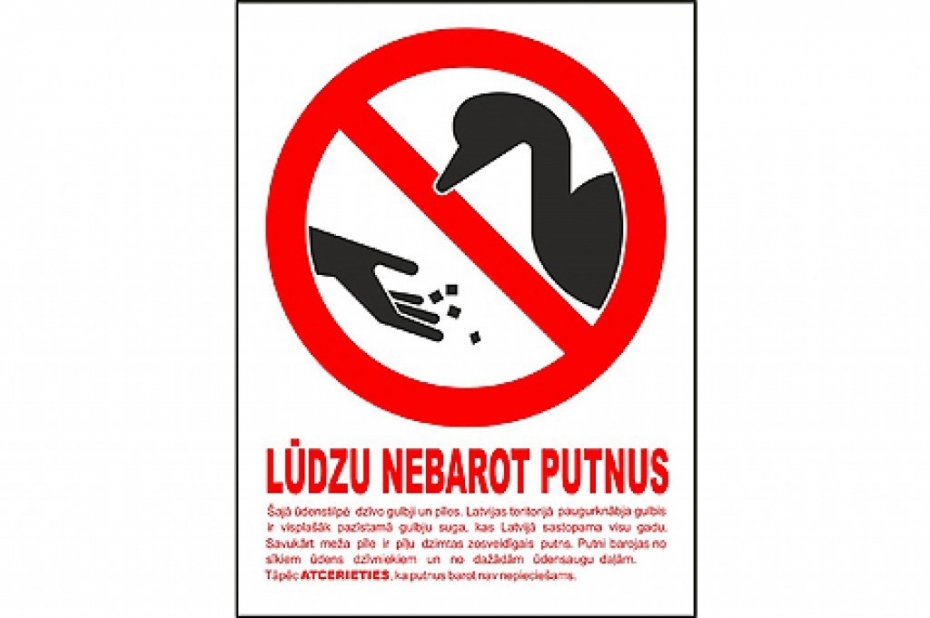 Pašvaldība izgatavojusi zīmes, lai novērstu putnu barošanu