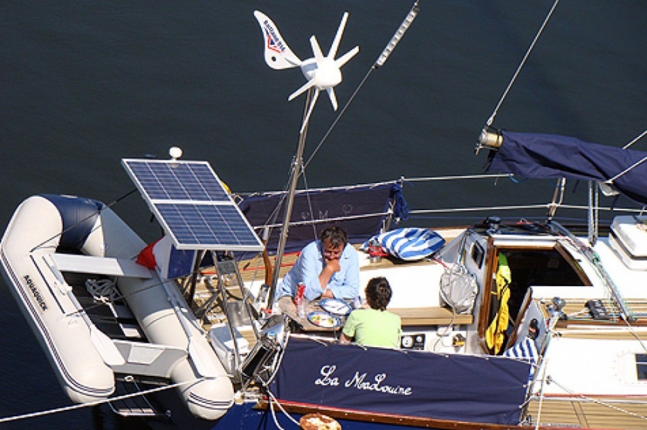 Zilajam karogam virza gan Liepājas pludmali, gan jahtu centru