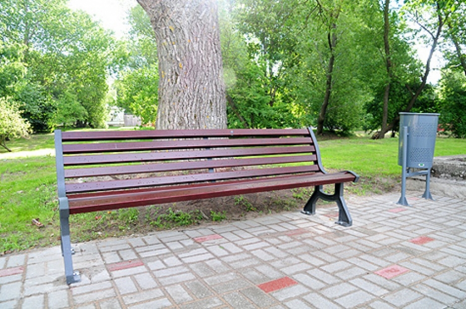 Jūrmalas parkā uzstāda jaunus soliņus