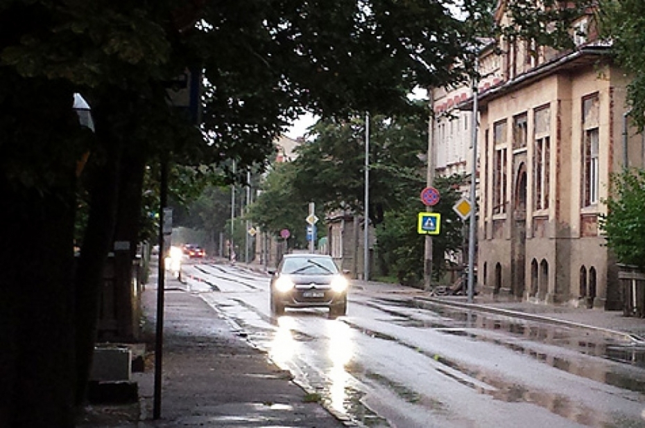 Uliha ielā trešdien demontēs vecos apgaismes stabus