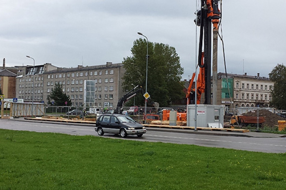 Stiprajā vējā Lielā ielā sievietei uzkrīt šīfera gabals