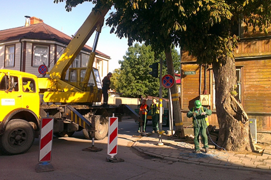 Šonedēļ demontēs vecos stabus, būs satiksmes ierobežojumi