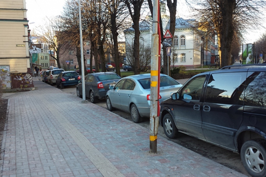 Vai tā tam ir jābūt? Vecs stabs blakus jauniem