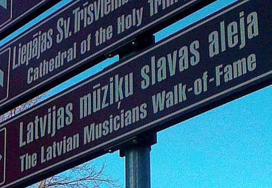 Sāk uzstādīt tūrisma informācijas norādes autovadītājiem