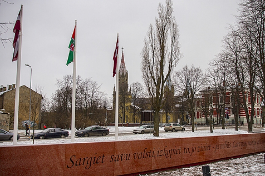 J.Čakstes laukumā turpmāk pastāvīgi plīvos valsts karogs