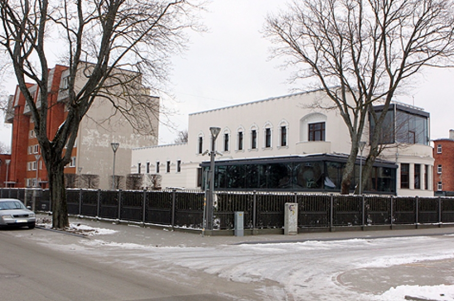 Zaharjina villai zīmes noņemtas, svītras aizkrāsotas (galerija)