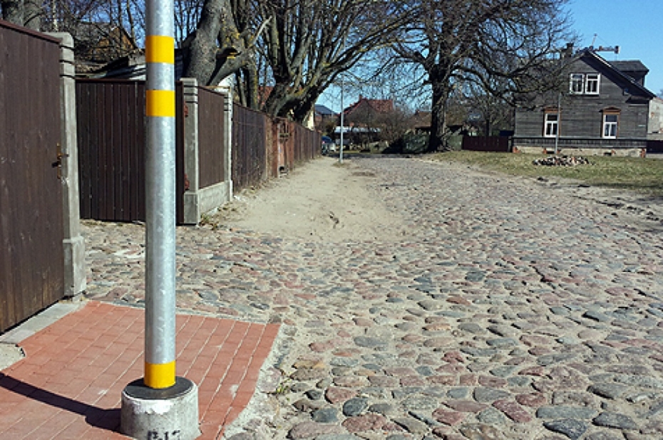 Gājējiem izvēle vienkārša – jāiet pa ielu vai pa smiltīm