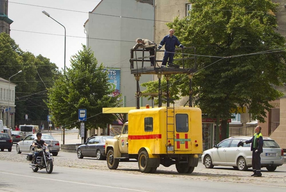 Īssavienojuma dēļ pusotru stundu nekursē tramvajs