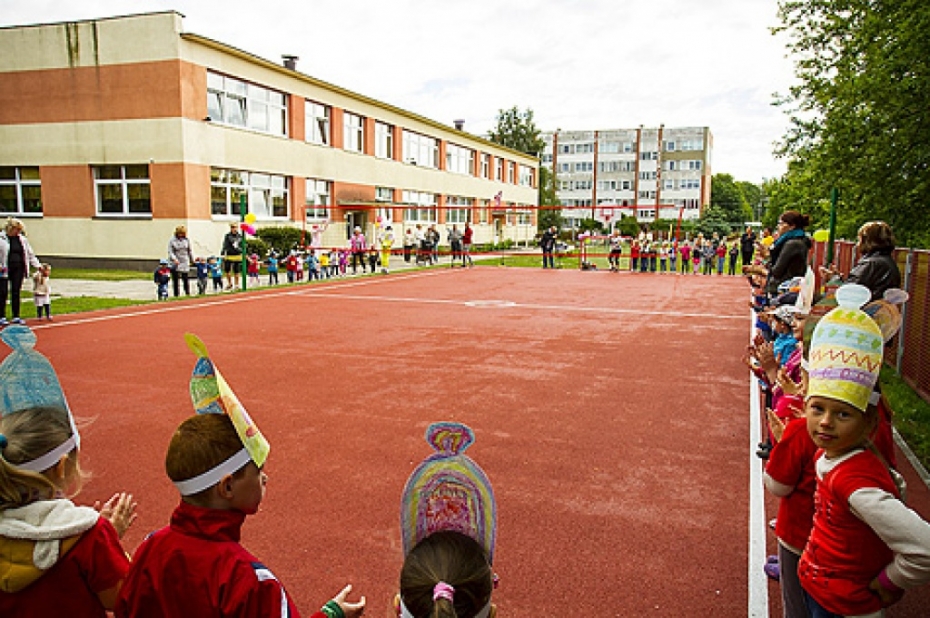 Bērnudārzā "Dzintariņš" atklāts jauns sporta laukums