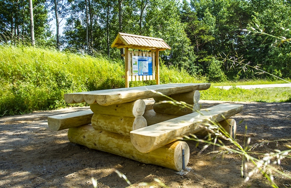 Cietokšņa kanāla krastā atjaunotas atpūtas vietas