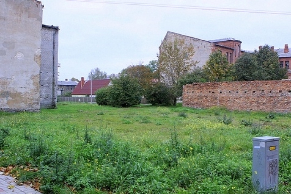 Vai tā tam ir jābūt? Nekopts zemesgabals sakārtotā ielā