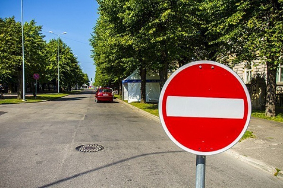 Uz dažām dienām slēgs satiksmi Radio ielas posmā