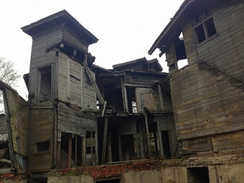 Īpašnieks beidzot grasās sakārtot graustu Peldu ielā 45