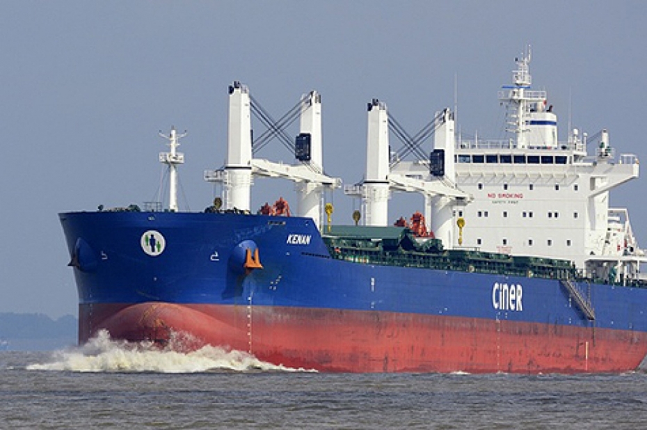 Jūras spēku kuģis evakuē cietušo no Maltas kravas kuģa