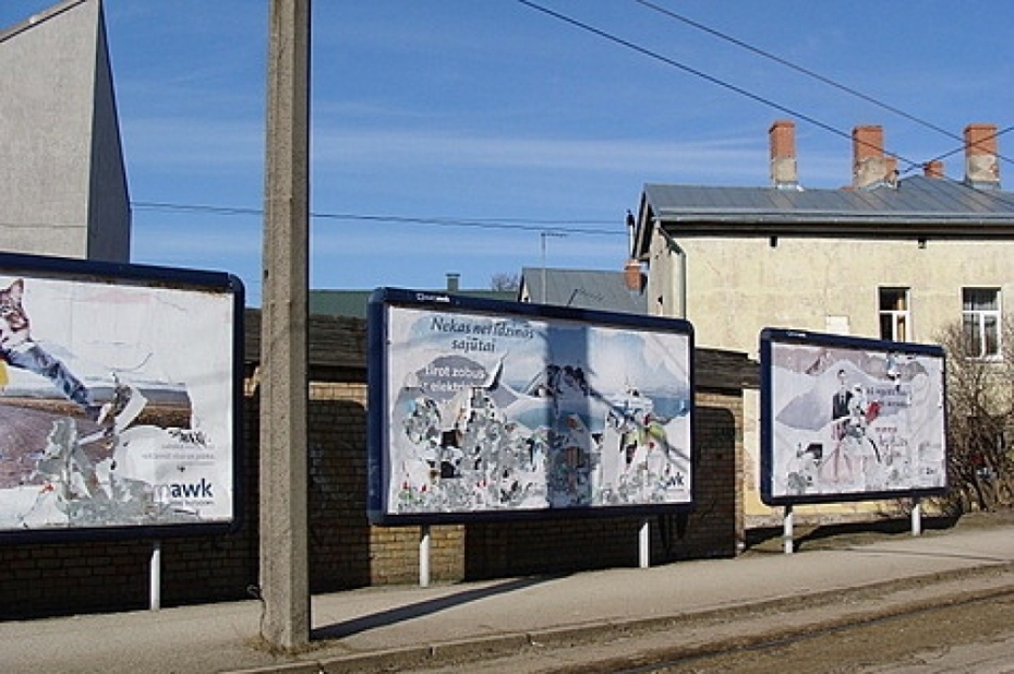 "euroAWK" dāvina pilsētai reklāmas stendus