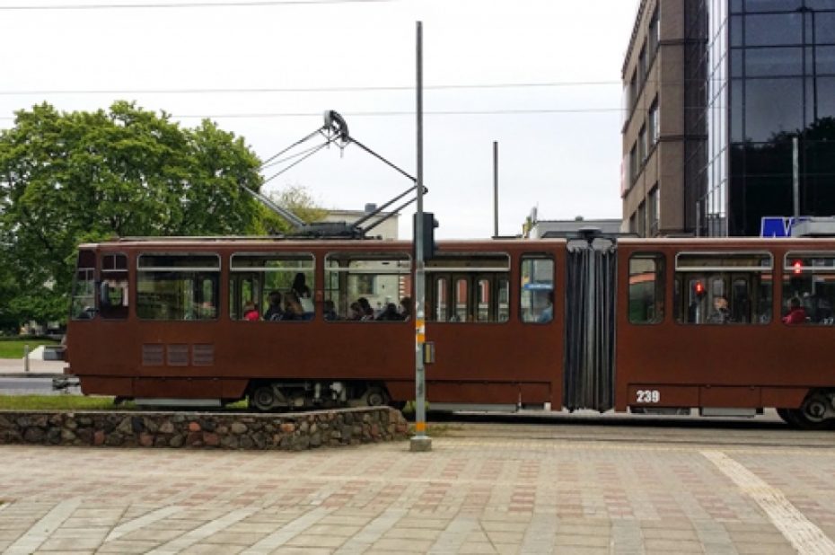Neglītais brūnais tramvajs gaida skiču saskaņošanu