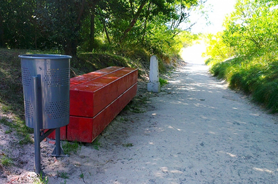 Uzstāda jaunus soliņus un urnas pie izejām uz pludmali