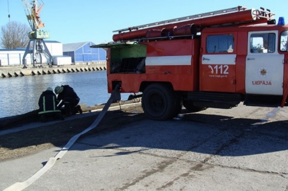 Vakar tirdzniecības kanālā izplūdusi ķīmiska viela