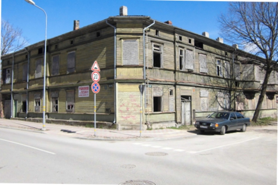 Apšu ielā grausts divu gadu laikā nav ne nojaukts, ne sakārtots