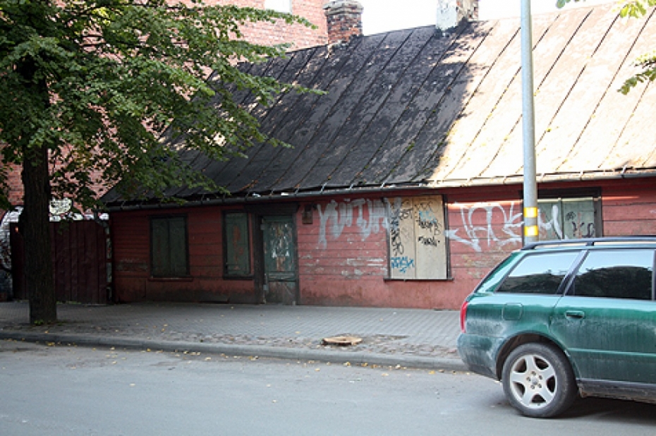 Nozāģētās liepas vietā Peldu ielā stādīs jaunu