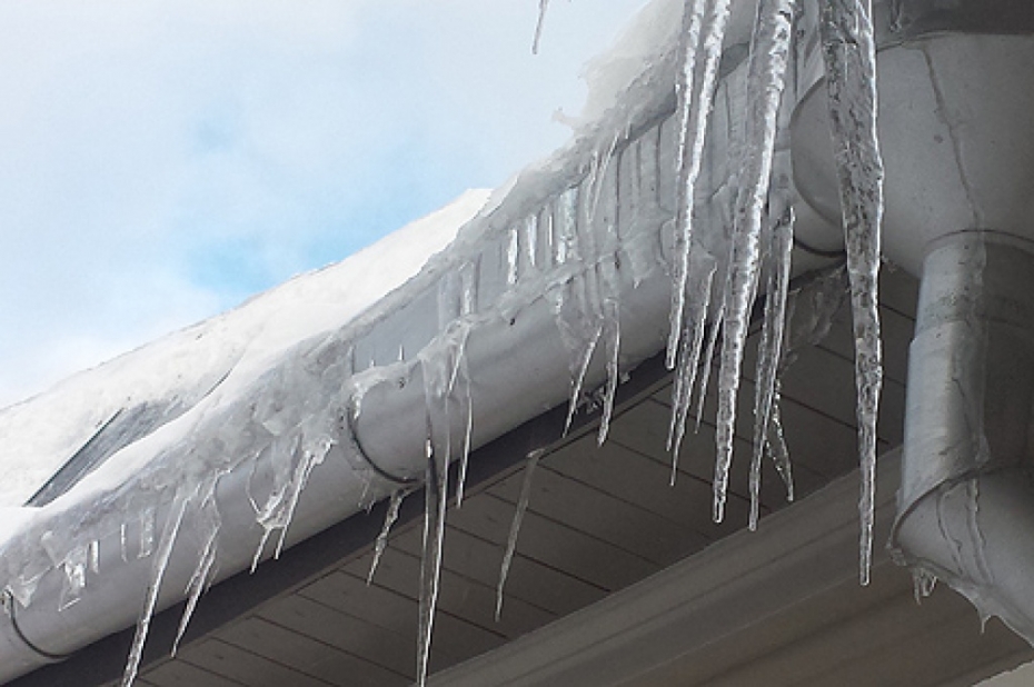 Uzdod apsekot ēku jumtus un organizēt sniega novākšanu