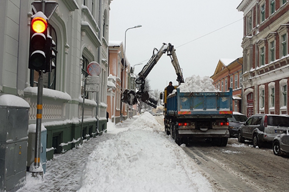 Pēc vairāku dienu pārtraukuma no ielām izvedīs sniegu