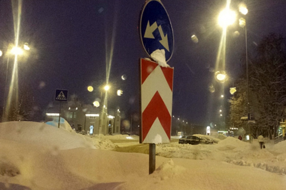 Skolas un bērnudārzus atbrīvo no sniega kupenām