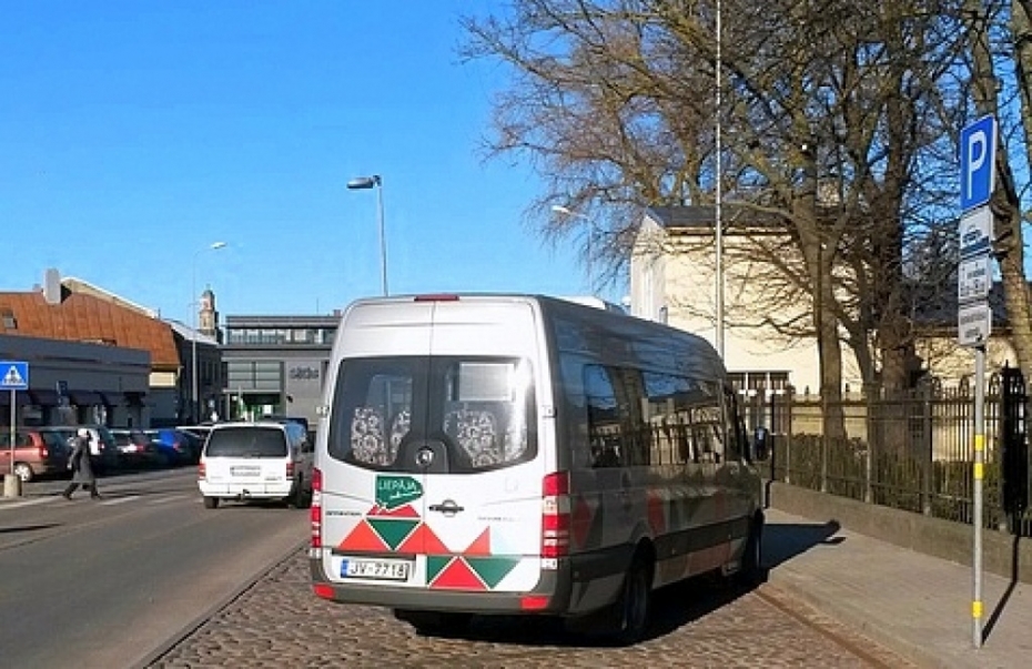 Maršruta "mikriņi" neatļauti aizņem publiskās autostāvvietas