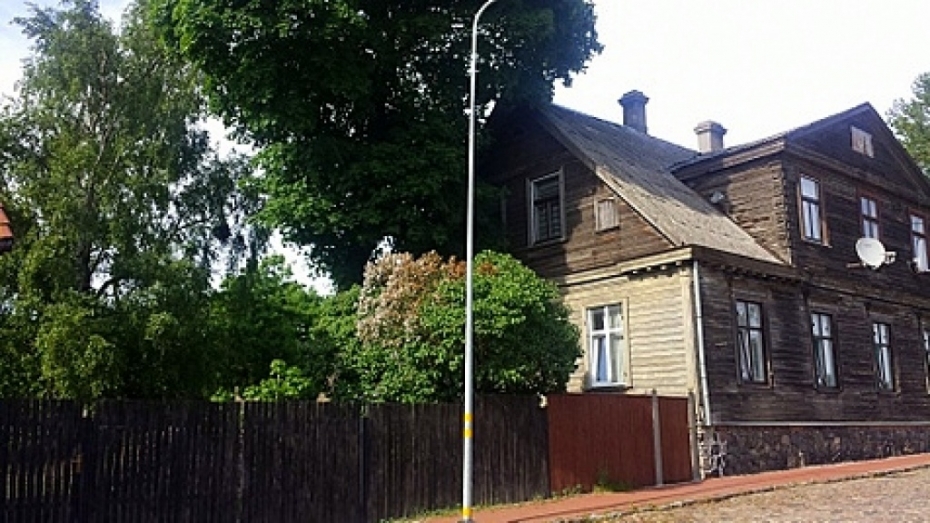 Uliha ielas alejā neļauj nozāģēt četras liepas