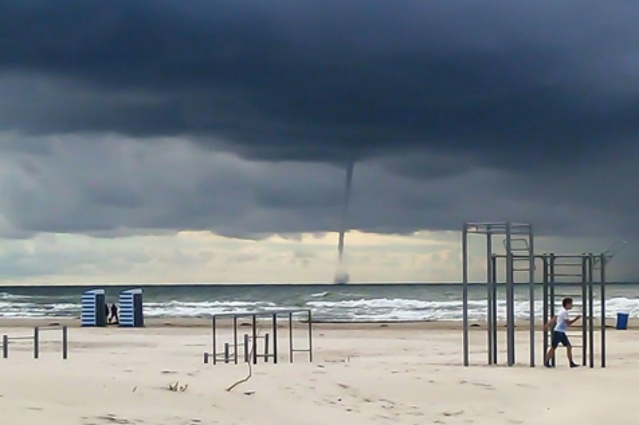 Liepājā virs jūras novērots virpuļviesulis